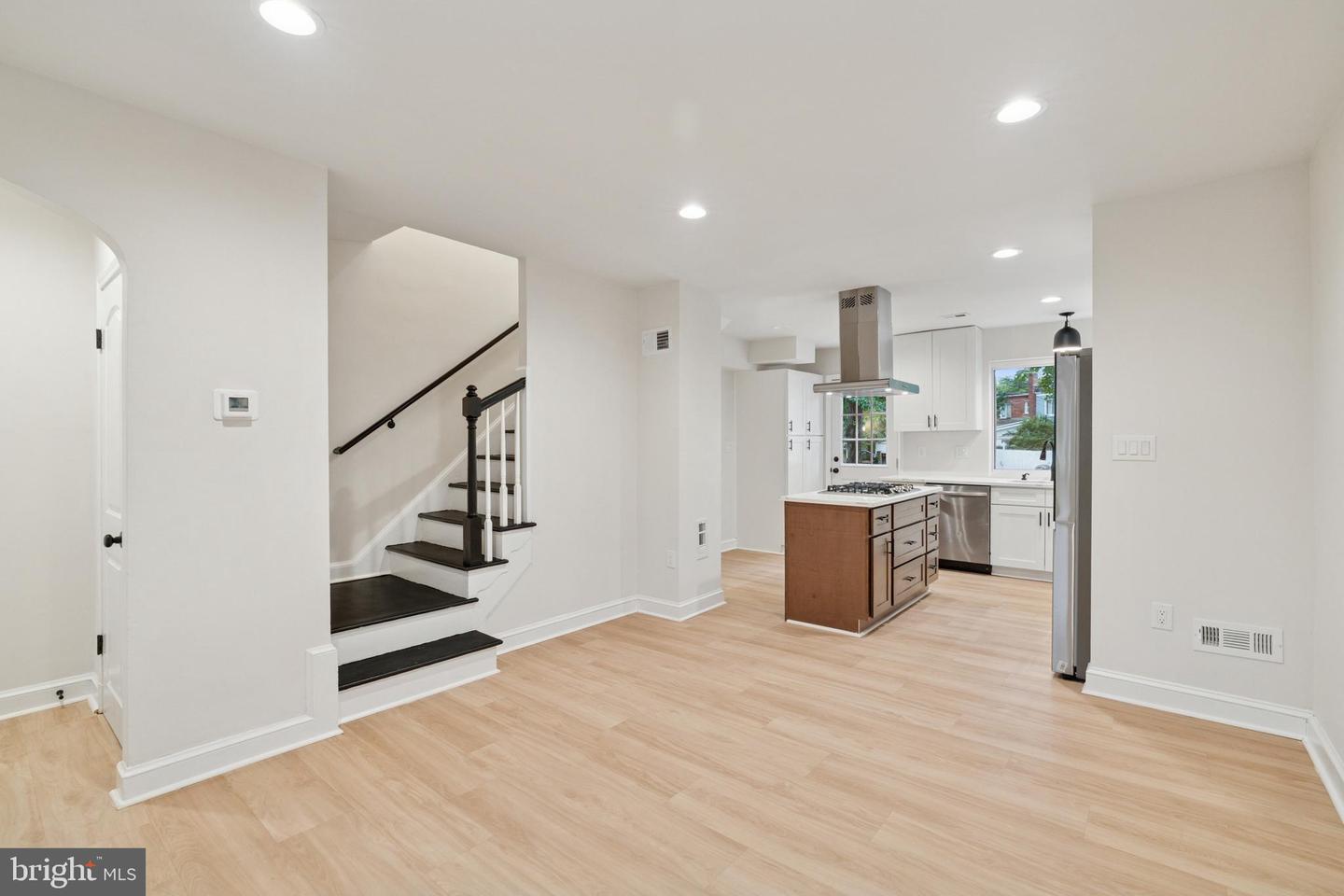 141 LYNHAVEN DR, ALEXANDRIA, Virginia 22305, 2 Bedrooms Bedrooms, ,2 BathroomsBathrooms,Residential,For sale,141 LYNHAVEN DR,VAAX2048896 MLS # VAAX2048896