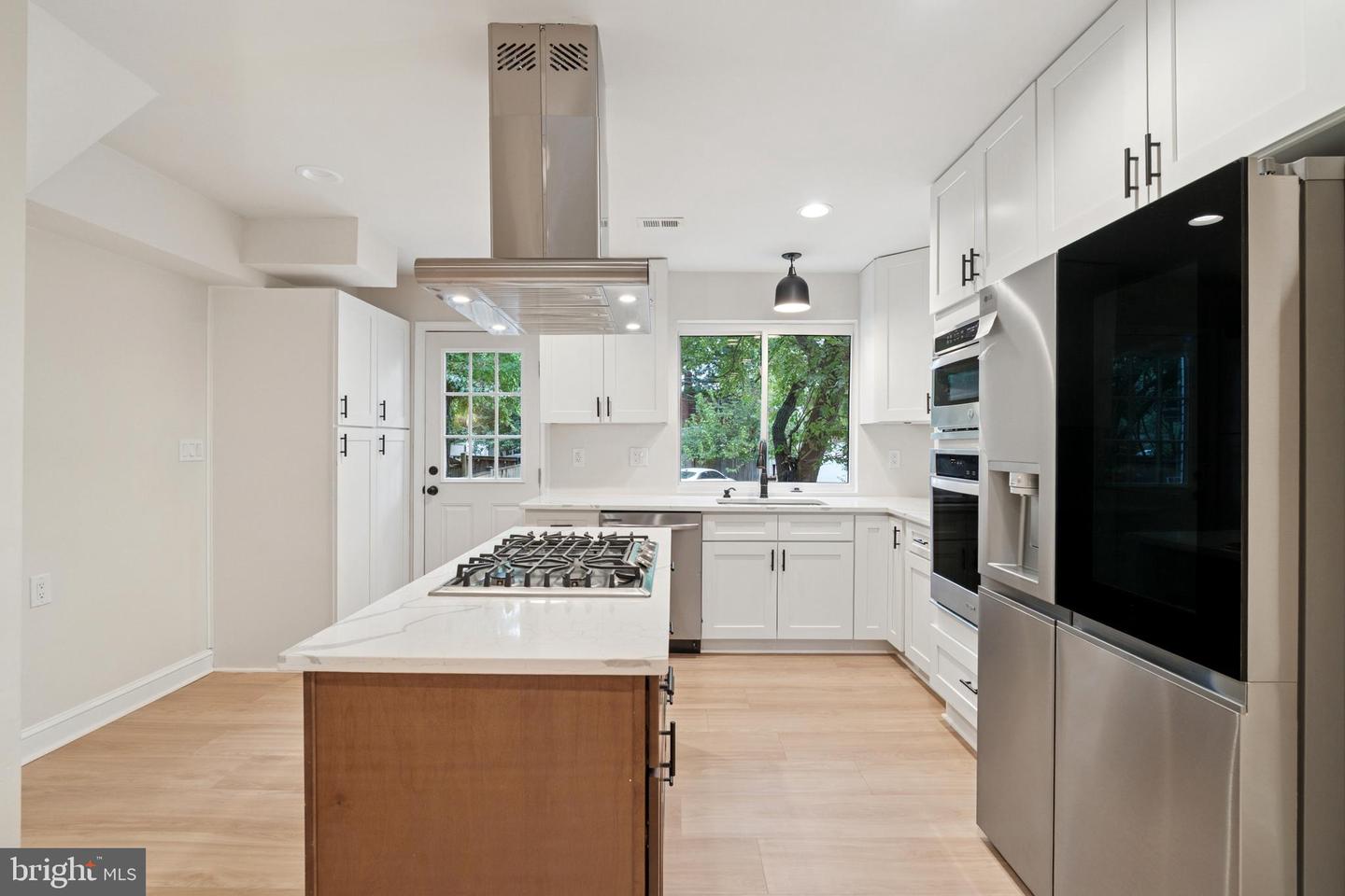 141 LYNHAVEN DR, ALEXANDRIA, Virginia 22305, 2 Bedrooms Bedrooms, ,2 BathroomsBathrooms,Residential,For sale,141 LYNHAVEN DR,VAAX2048896 MLS # VAAX2048896
