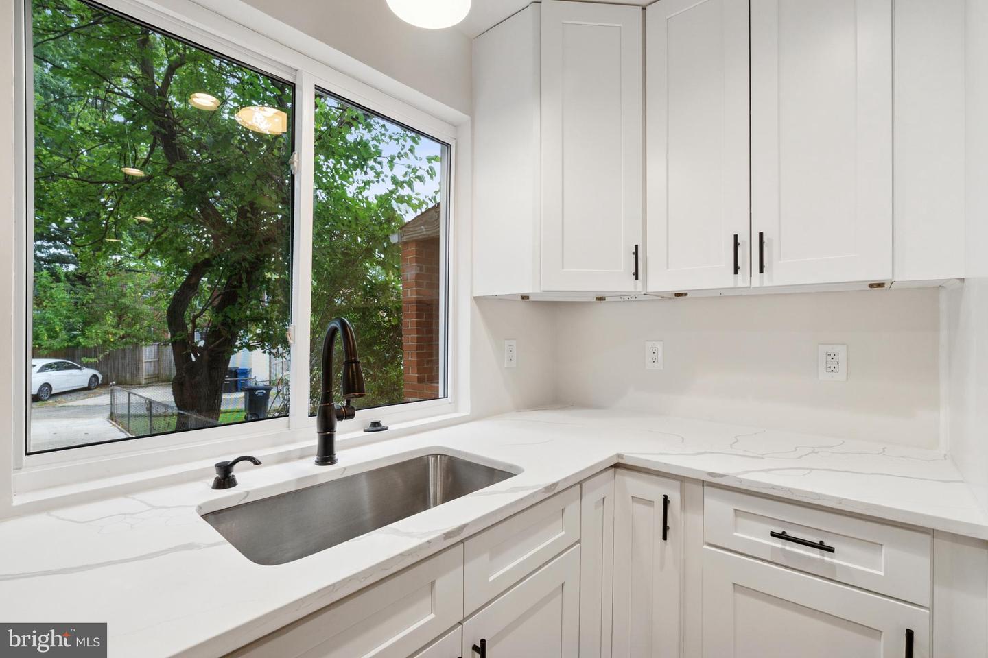 141 LYNHAVEN DR, ALEXANDRIA, Virginia 22305, 2 Bedrooms Bedrooms, ,2 BathroomsBathrooms,Residential,For sale,141 LYNHAVEN DR,VAAX2048896 MLS # VAAX2048896
