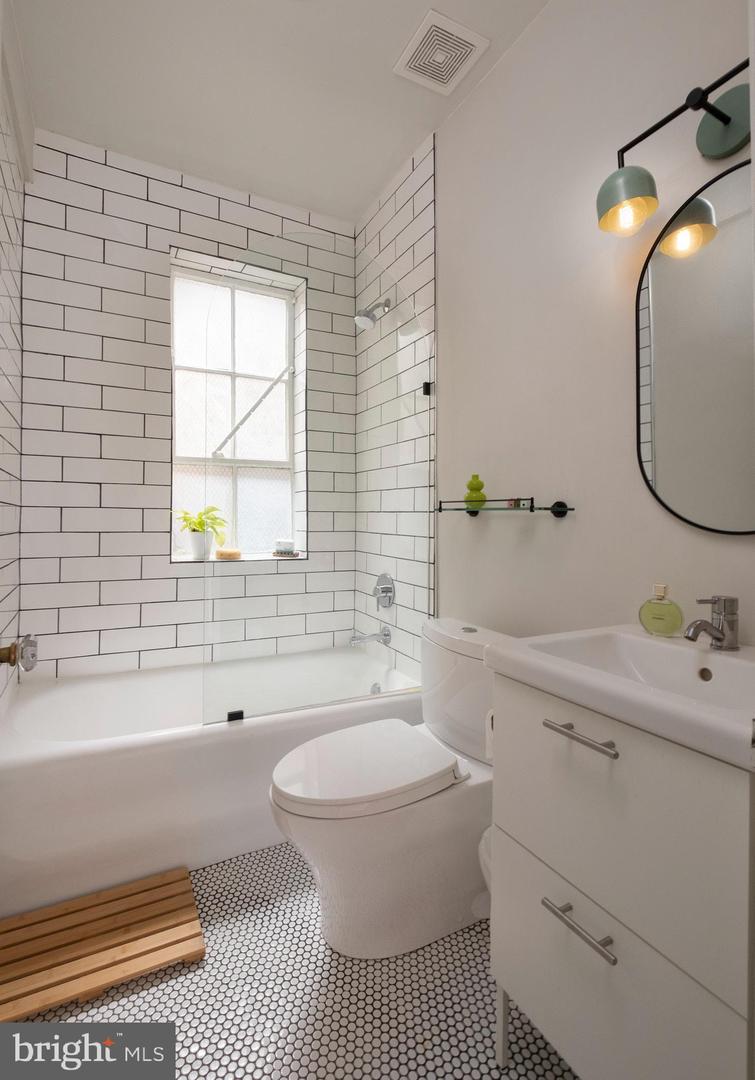 3600 CONNECTICUT AVE NW #404, WASHINGTON, District Of Columbia 20008, 1 Bedroom Bedrooms, ,1 BathroomBathrooms,Residential,For sale,3600 CONNECTICUT AVE NW #404,DCDC2216610 MLS # DCDC2216610