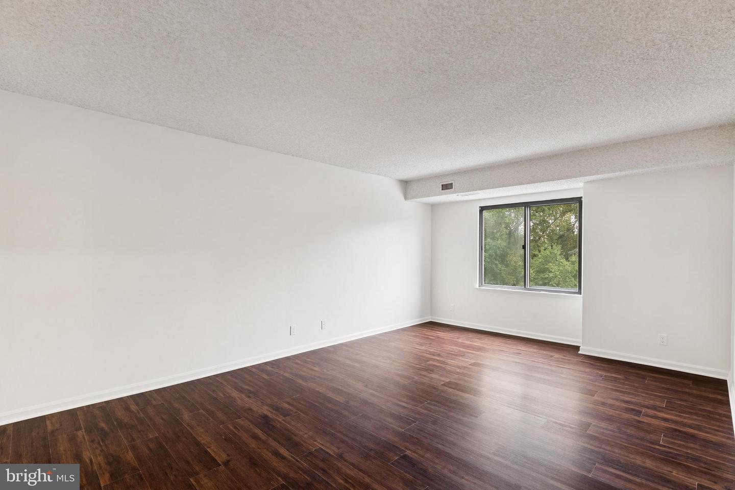 3800 POWELL LN #519, FALLS CHURCH, Virginia 22041, 3 Bedrooms Bedrooms, ,2 BathroomsBathrooms,Residential,For sale,3800 POWELL LN #519,VAFX2245524 MLS # VAFX2245524