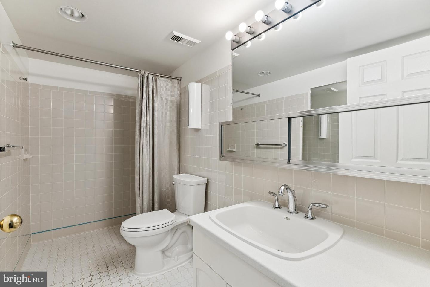 3800 POWELL LN #519, FALLS CHURCH, Virginia 22041, 3 Bedrooms Bedrooms, ,2 BathroomsBathrooms,Residential,For sale,3800 POWELL LN #519,VAFX2245524 MLS # VAFX2245524