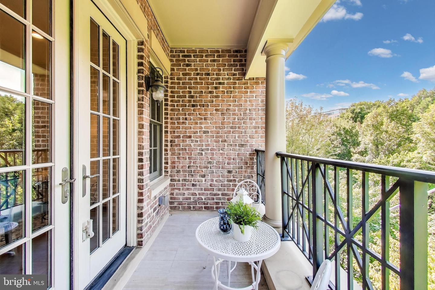 1781 CHAIN BRIDGE RD #402, MCLEAN, Virginia 22102, 2 Bedrooms Bedrooms, 6 Rooms Rooms,2 BathroomsBathrooms,Residential,For sale,1781 CHAIN BRIDGE RD #402,VAFX2262520 MLS # VAFX2262520