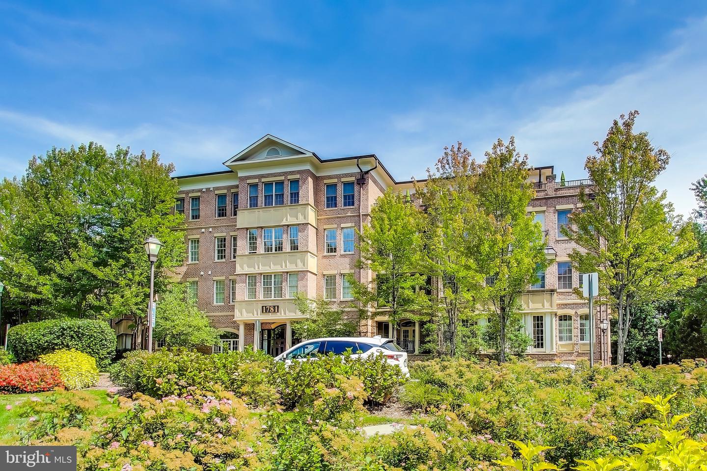 1781 CHAIN BRIDGE RD #402, MCLEAN, Virginia 22102, 2 Bedrooms Bedrooms, 6 Rooms Rooms,2 BathroomsBathrooms,Residential,For sale,1781 CHAIN BRIDGE RD #402,VAFX2262520 MLS # VAFX2262520