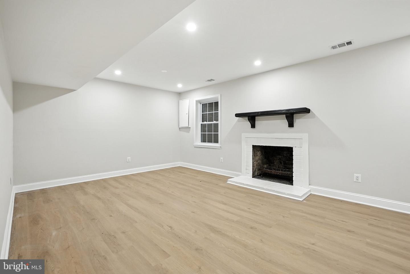 9650 MASTERWORKS DR, VIENNA, Virginia 22181, 3 Bedrooms Bedrooms, 9 Rooms Rooms,3 BathroomsBathrooms,Residential,For sale,9650 MASTERWORKS DR,VAFX2262092 MLS # VAFX2262092