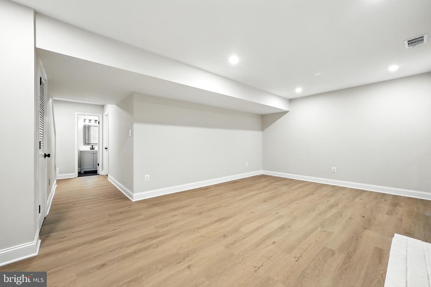 9650 MASTERWORKS DR, VIENNA, Virginia 22181, 3 Bedrooms Bedrooms, 9 Rooms Rooms,3 BathroomsBathrooms,Residential,For sale,9650 MASTERWORKS DR,VAFX2262092 MLS # VAFX2262092