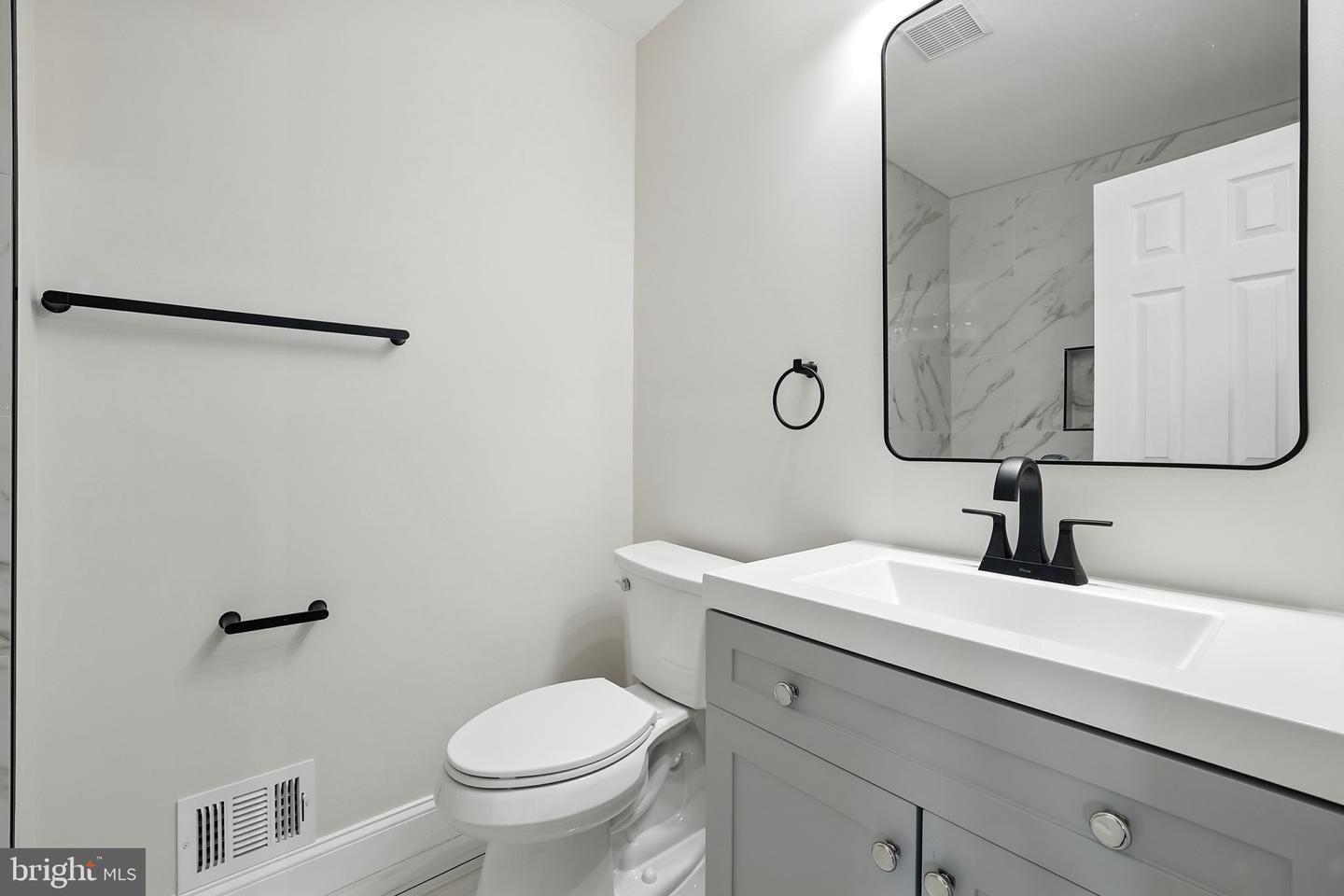 9650 MASTERWORKS DR, VIENNA, Virginia 22181, 3 Bedrooms Bedrooms, 9 Rooms Rooms,3 BathroomsBathrooms,Residential,For sale,9650 MASTERWORKS DR,VAFX2262092 MLS # VAFX2262092