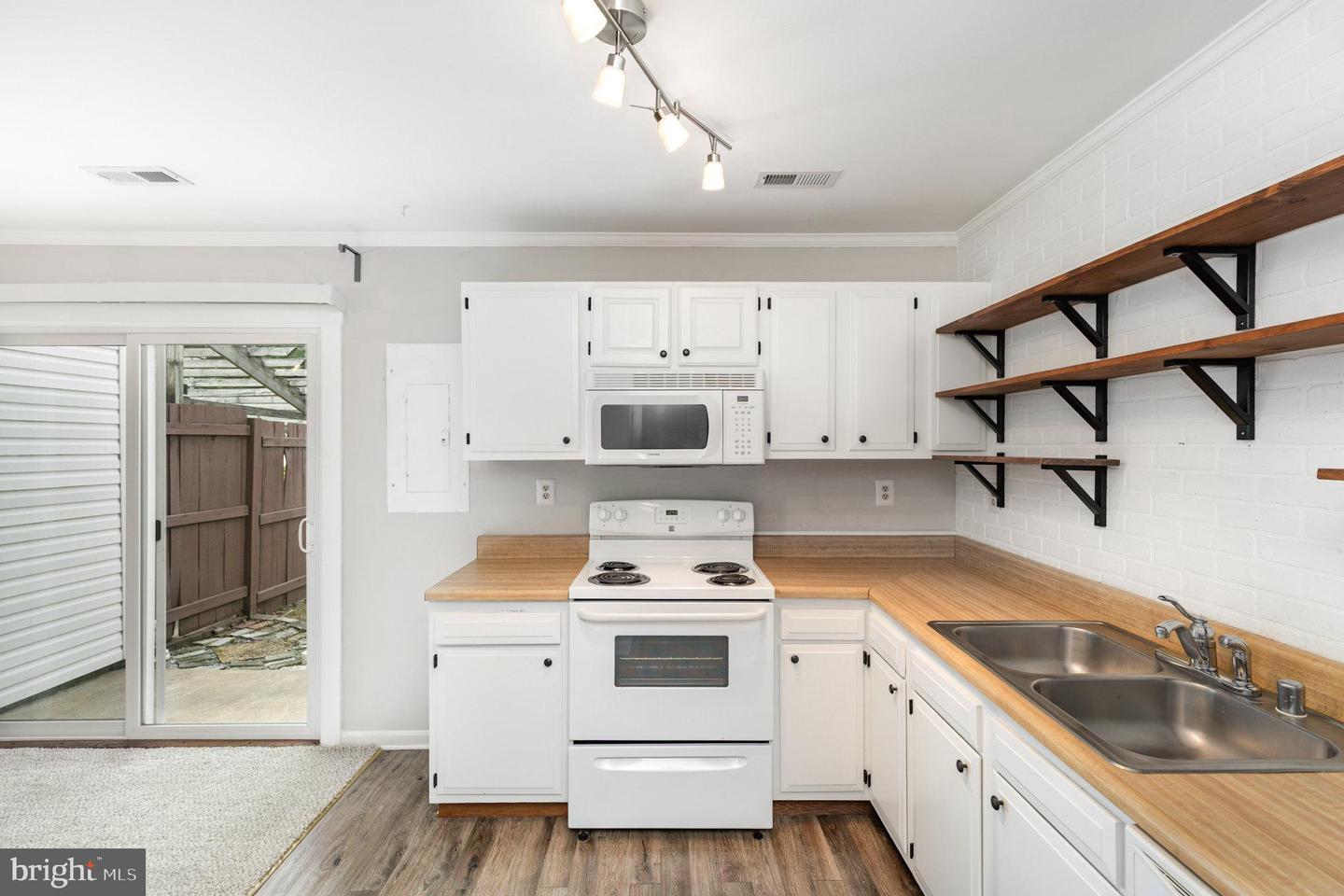 2416 LAFAYETTE BLVD, FREDERICKSBURG, Virginia 22401, 2 Bedrooms Bedrooms, ,1 BathroomBathrooms,Residential,For sale,2416 LAFAYETTE BLVD,VAFB2008822 MLS # VAFB2008822