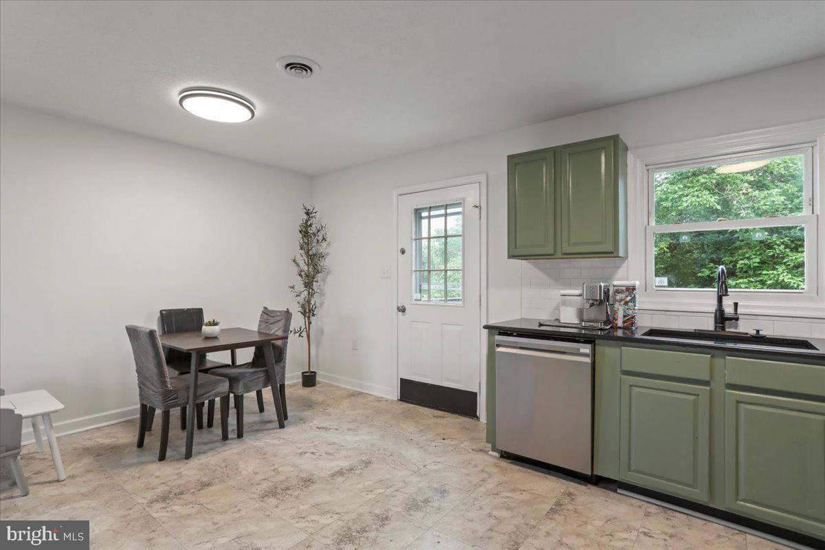 966 WOODSTOCK LN, WINCHESTER, Virginia 22601, 3 Bedrooms Bedrooms, ,2 BathroomsBathrooms,Residential,For sale,966 WOODSTOCK LN,VAWI2008968 MLS # VAWI2008968