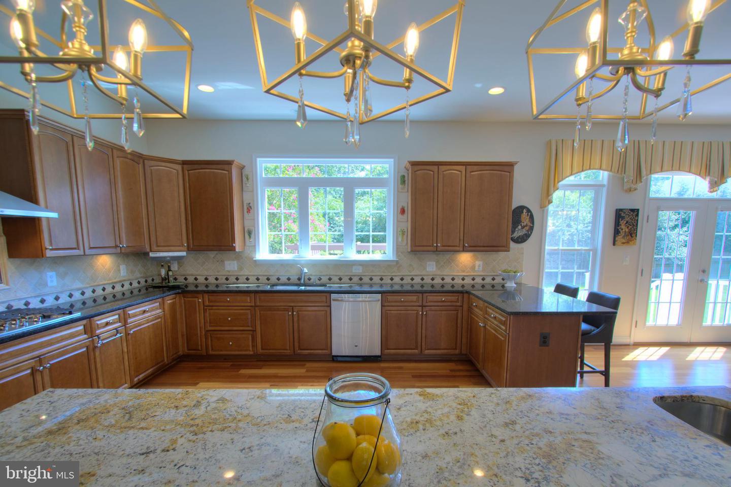 9813 SUNRISE RD, VIENNA, Virginia 22181, 7 Bedrooms Bedrooms, ,5 BathroomsBathrooms,Residential,For sale,9813 SUNRISE RD,VAFX2263348 MLS # VAFX2263348