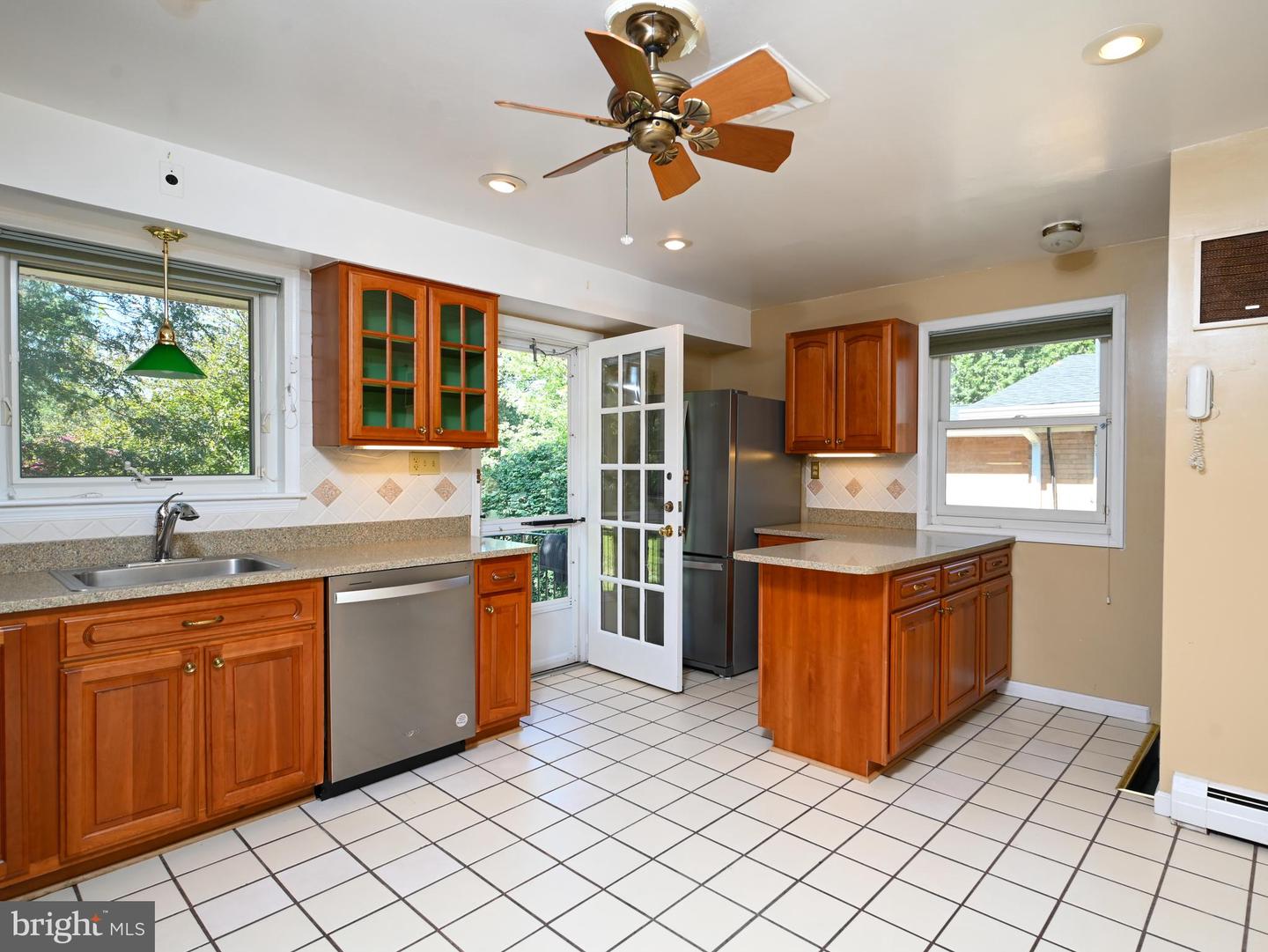 2201 ROLLINS DR, ALEXANDRIA, Virginia 22307, 3 Bedrooms Bedrooms, 17 Rooms Rooms,3 BathroomsBathrooms,Residential,For sale,2201 ROLLINS DR,VAFX2246546 MLS # VAFX2246546