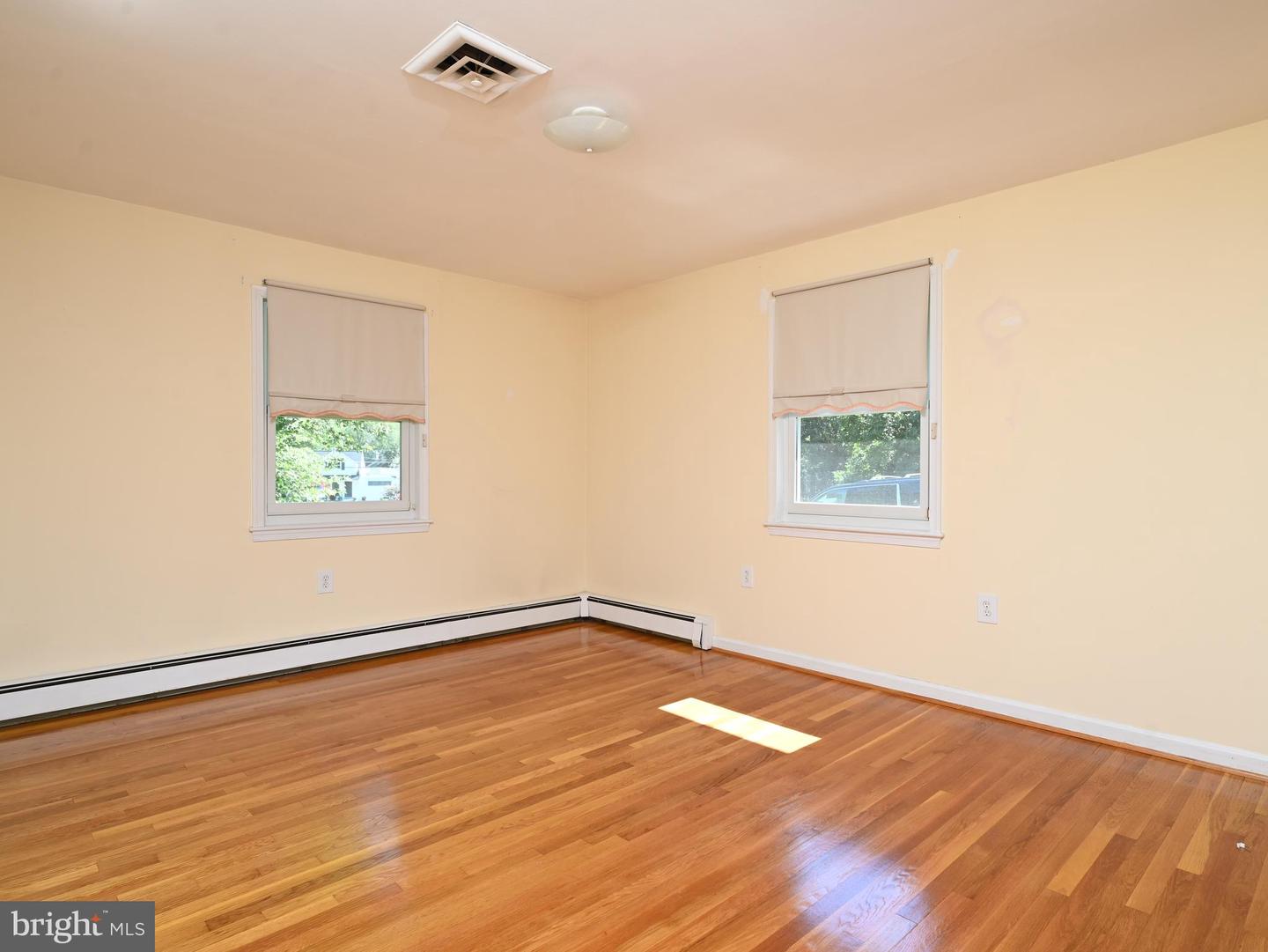 2201 ROLLINS DR, ALEXANDRIA, Virginia 22307, 3 Bedrooms Bedrooms, 17 Rooms Rooms,3 BathroomsBathrooms,Residential,For sale,2201 ROLLINS DR,VAFX2246546 MLS # VAFX2246546