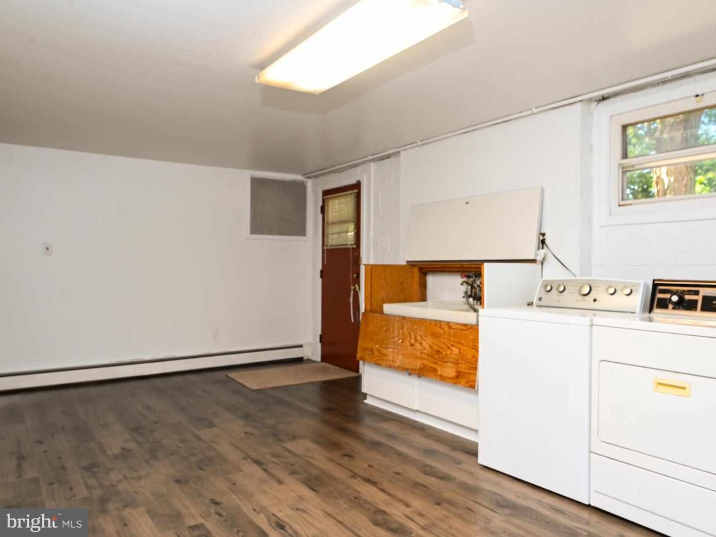 2201 ROLLINS DR, ALEXANDRIA, Virginia 22307, 3 Bedrooms Bedrooms, 17 Rooms Rooms,3 BathroomsBathrooms,Residential,For sale,2201 ROLLINS DR,VAFX2246546 MLS # VAFX2246546