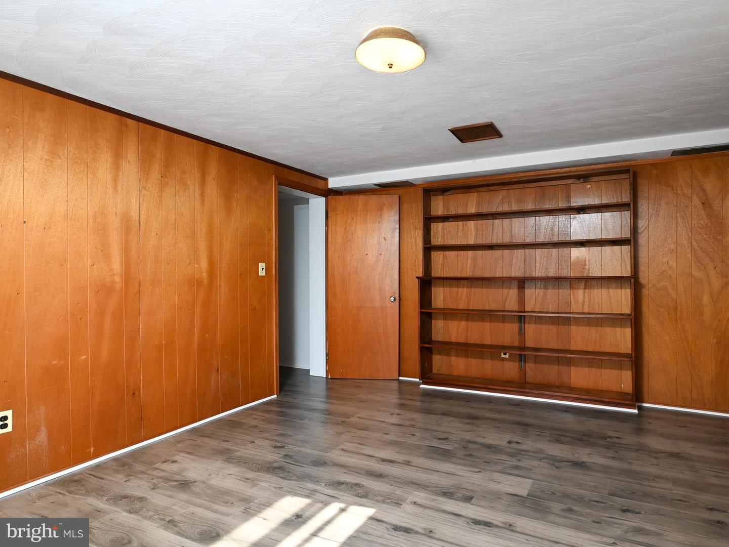 2201 ROLLINS DR, ALEXANDRIA, Virginia 22307, 3 Bedrooms Bedrooms, 17 Rooms Rooms,3 BathroomsBathrooms,Residential,For sale,2201 ROLLINS DR,VAFX2246546 MLS # VAFX2246546