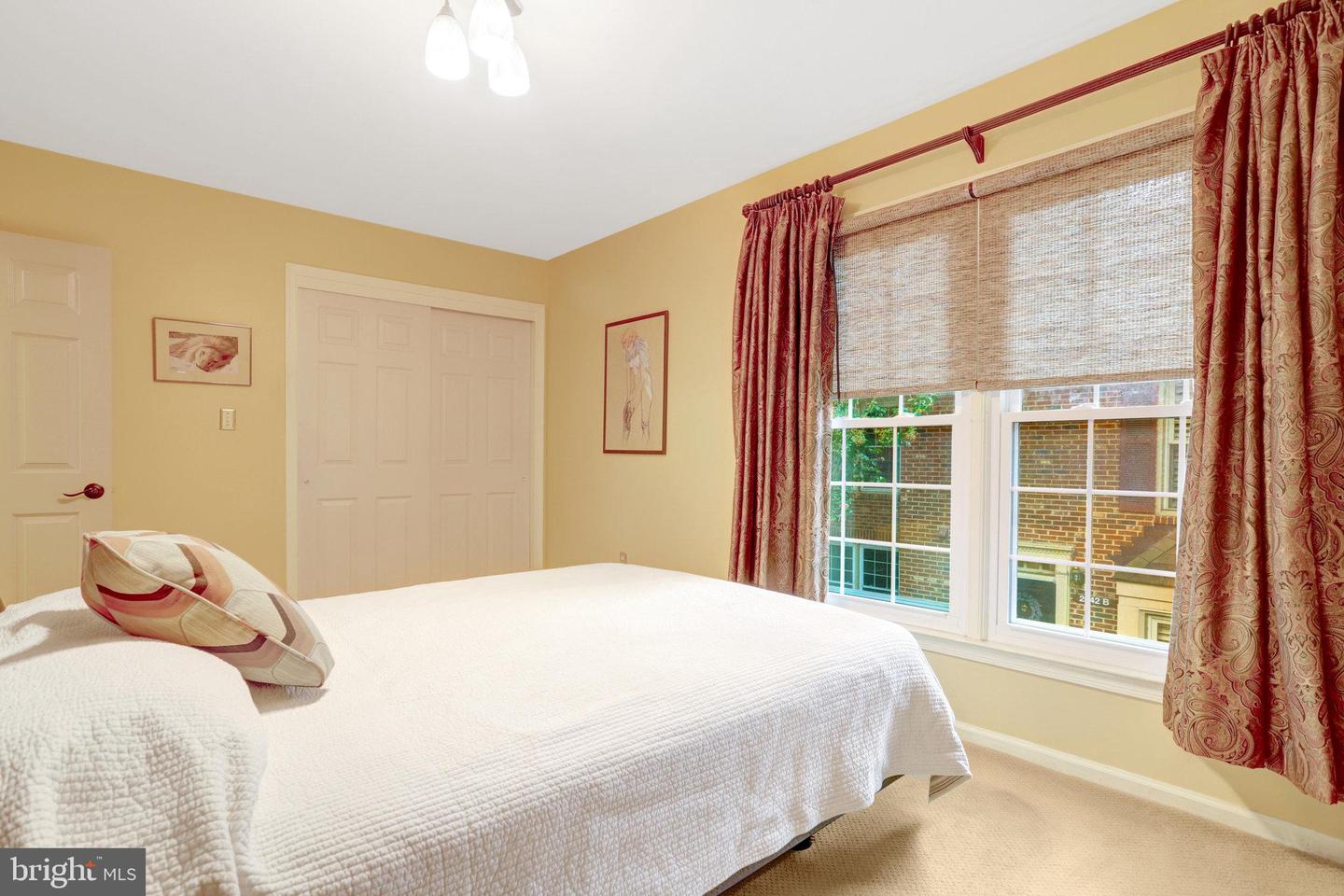 2540 S WALTER REED DR #4, ARLINGTON, Virginia 22206, 3 Bedrooms Bedrooms, ,2 BathroomsBathrooms,Residential,For sale,2540 S WALTER REED DR #4,VAAR2061202 MLS # VAAR2061202