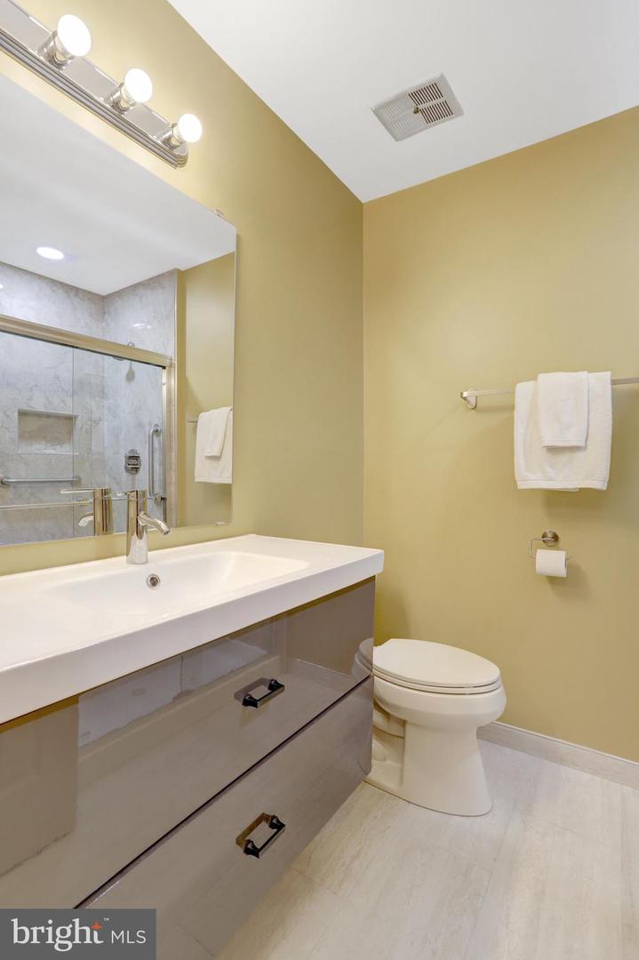 2540 S WALTER REED DR #4, ARLINGTON, Virginia 22206, 3 Bedrooms Bedrooms, ,2 BathroomsBathrooms,Residential,For sale,2540 S WALTER REED DR #4,VAAR2061202 MLS # VAAR2061202