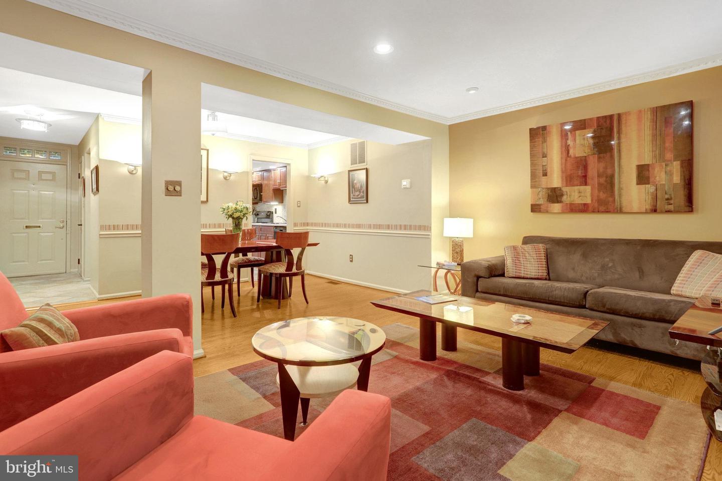2540 S WALTER REED DR #4, ARLINGTON, Virginia 22206, 3 Bedrooms Bedrooms, ,2 BathroomsBathrooms,Residential,For sale,2540 S WALTER REED DR #4,VAAR2061202 MLS # VAAR2061202