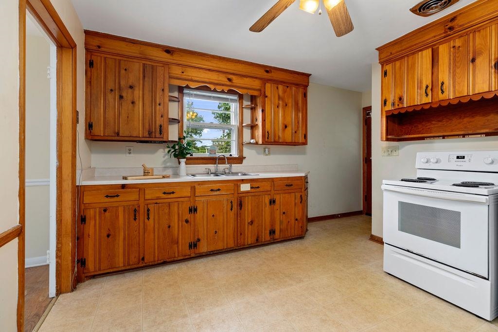 906 BELMORE AVE, STAUNTON, Virginia 24401, 3 Bedrooms Bedrooms, ,1 BathroomBathrooms,Residential,906 BELMORE AVE,668255 MLS # 668255