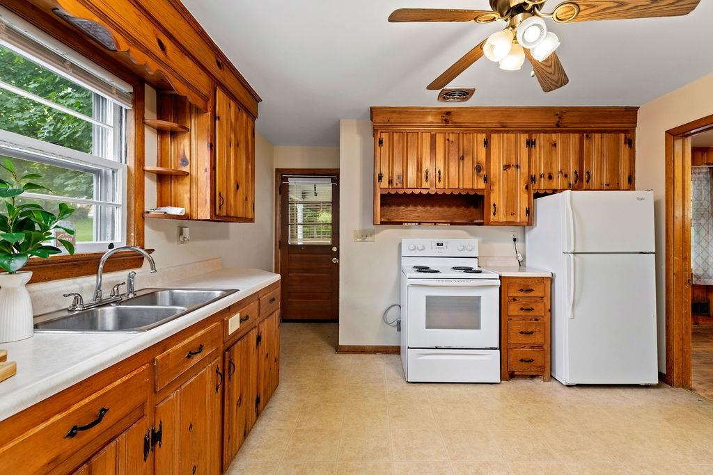 906 BELMORE AVE, STAUNTON, Virginia 24401, 3 Bedrooms Bedrooms, ,1 BathroomBathrooms,Residential,906 BELMORE AVE,668255 MLS # 668255