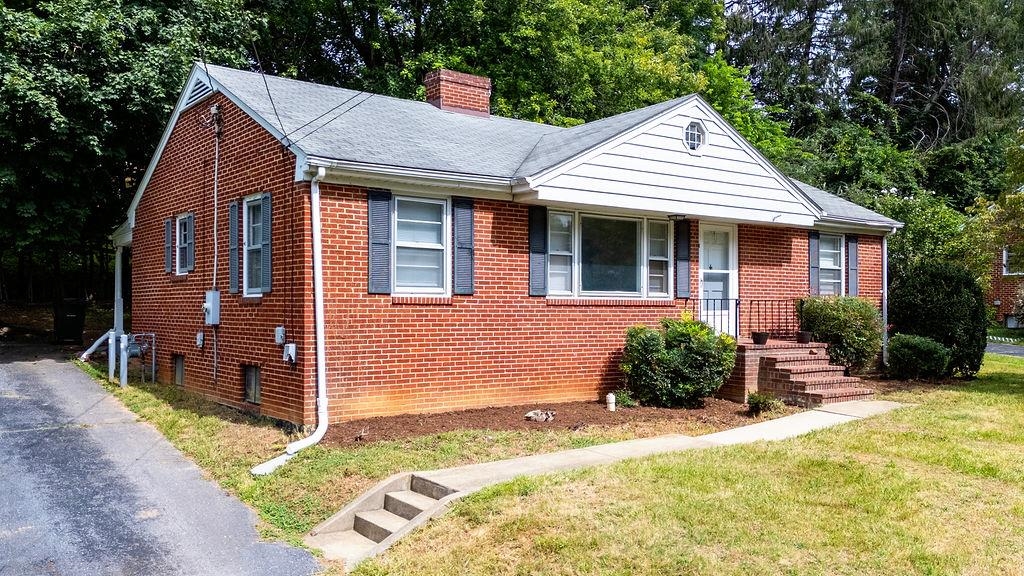 906 BELMORE AVE, STAUNTON, Virginia 24401, 3 Bedrooms Bedrooms, ,1 BathroomBathrooms,Residential,906 BELMORE AVE,668255 MLS # 668255