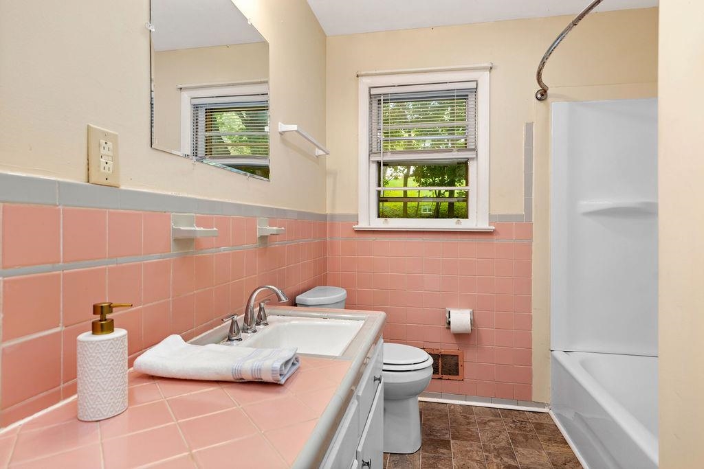 906 BELMORE AVE, STAUNTON, Virginia 24401, 3 Bedrooms Bedrooms, ,1 BathroomBathrooms,Residential,906 BELMORE AVE,668255 MLS # 668255