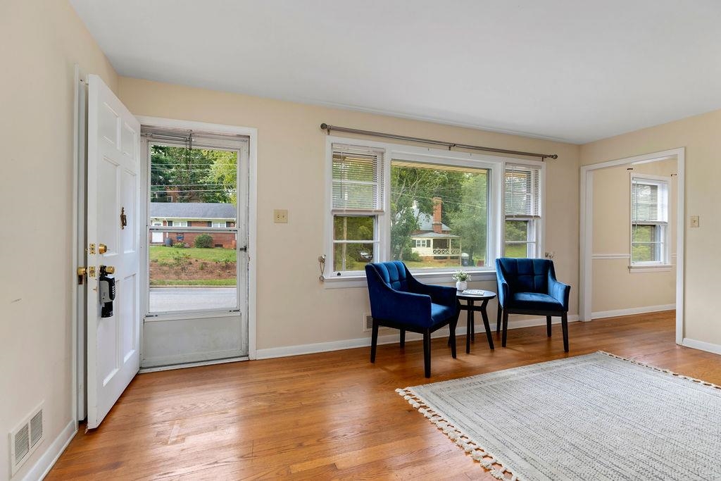 906 BELMORE AVE, STAUNTON, Virginia 24401, 3 Bedrooms Bedrooms, ,1 BathroomBathrooms,Residential,906 BELMORE AVE,668255 MLS # 668255