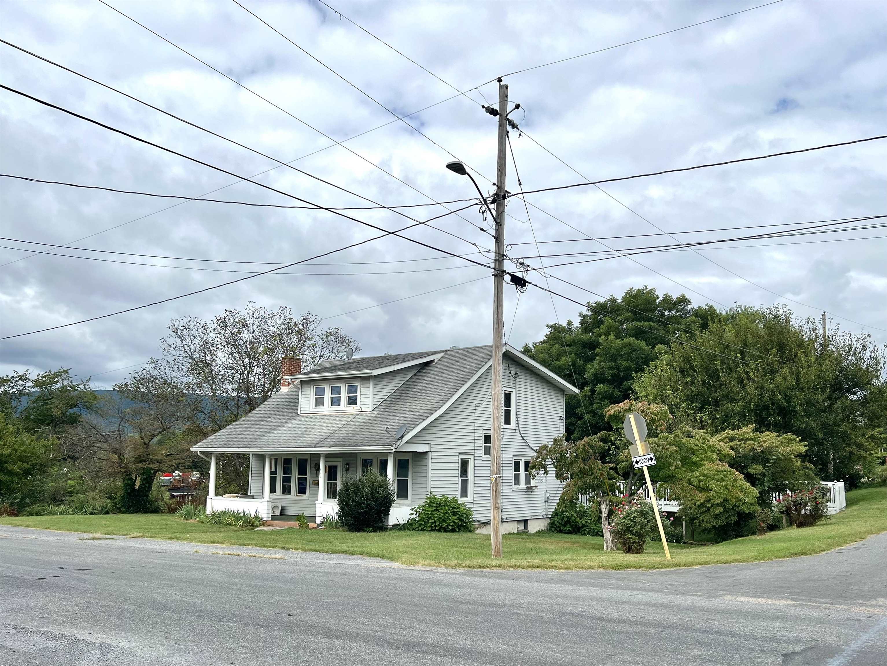 411 SHENANDOAH AVE, SHENANDOAH, Virginia 22849, 3 Bedrooms Bedrooms, ,1 BathroomBathrooms,Residential,411 SHENANDOAH AVE,668256 MLS # 668256