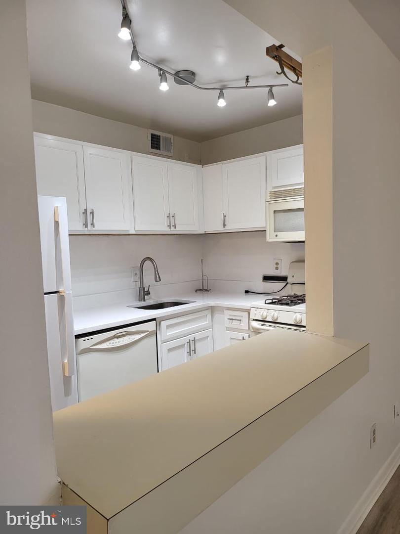 3100 S MANCHESTER ST #909, FALLS CHURCH, Virginia 22044, ,1 BathroomBathrooms,Residential,For sale,3100 S MANCHESTER ST #909,VAFX2263370 MLS # VAFX2263370