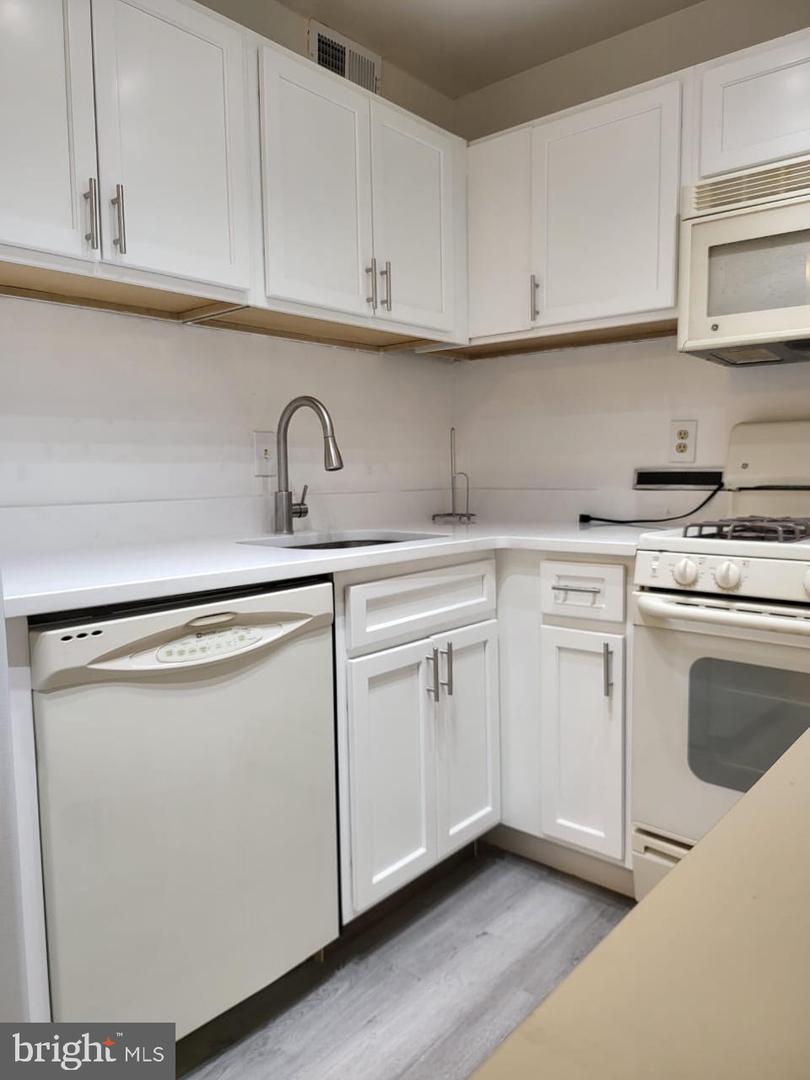 3100 S MANCHESTER ST #909, FALLS CHURCH, Virginia 22044, ,1 BathroomBathrooms,Residential,For sale,3100 S MANCHESTER ST #909,VAFX2263370 MLS # VAFX2263370