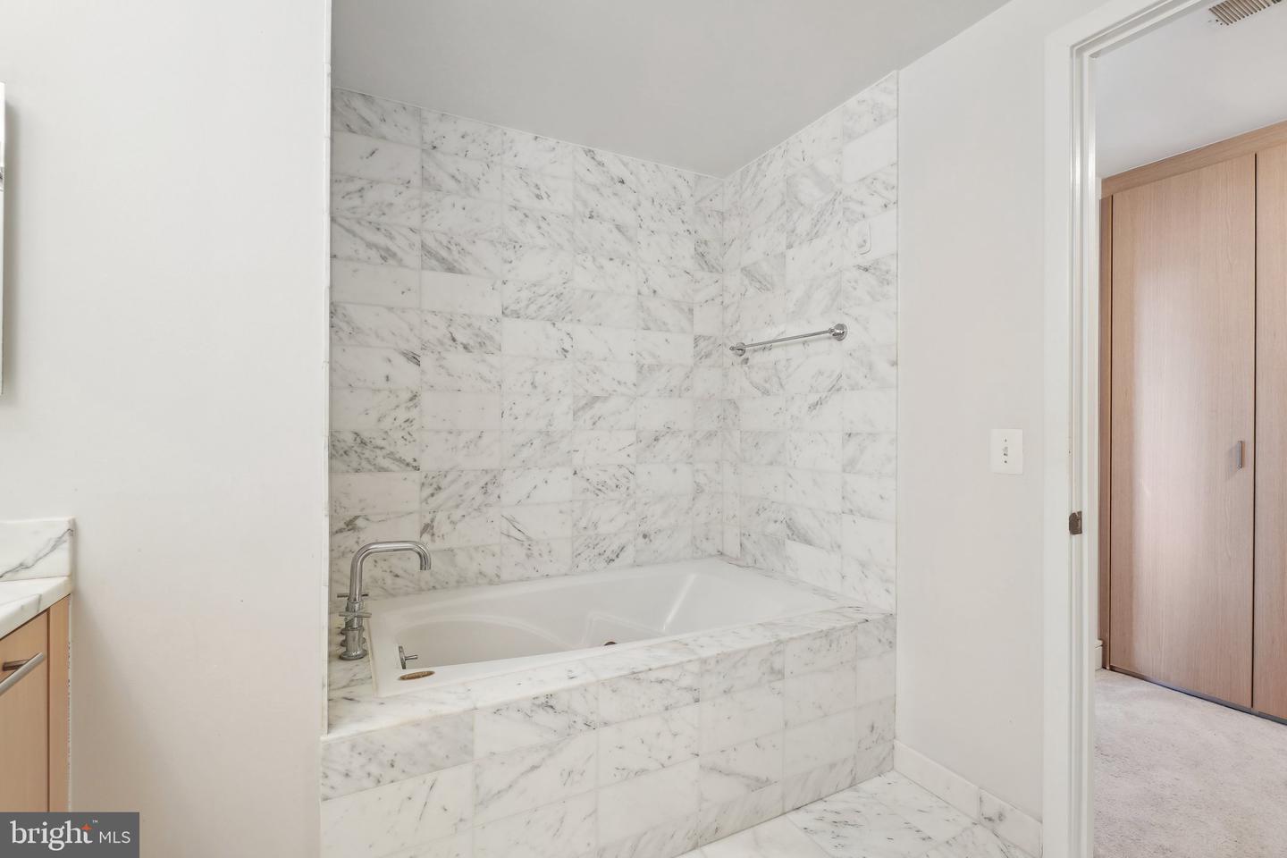 2001 15TH ST N #1008, ARLINGTON, Virginia 22201, 2 Bedrooms Bedrooms, ,2 BathroomsBathrooms,Residential,For sale,2001 15TH ST N #1008,VAAR2062148 MLS # VAAR2062148
