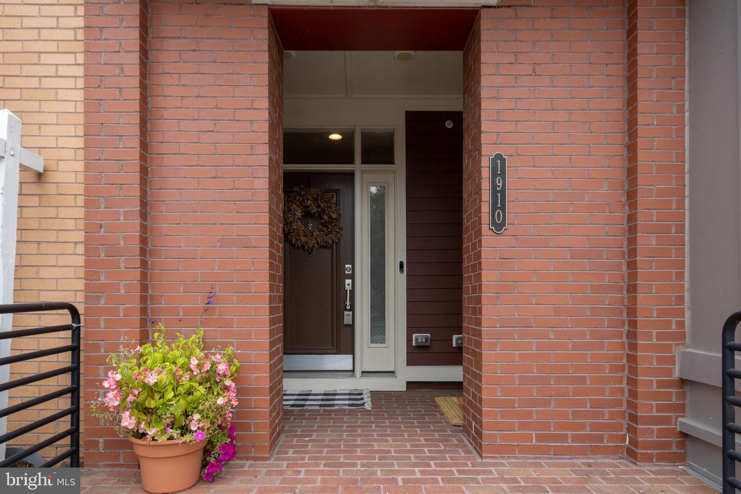 1910 POTOMAC AVE #102, ALEXANDRIA, Virginia 22301, 3 Bedrooms Bedrooms, 6 Rooms Rooms,2 BathroomsBathrooms,Residential,For sale,1910 POTOMAC AVE #102,VAAX2048314 MLS # VAAX2048314