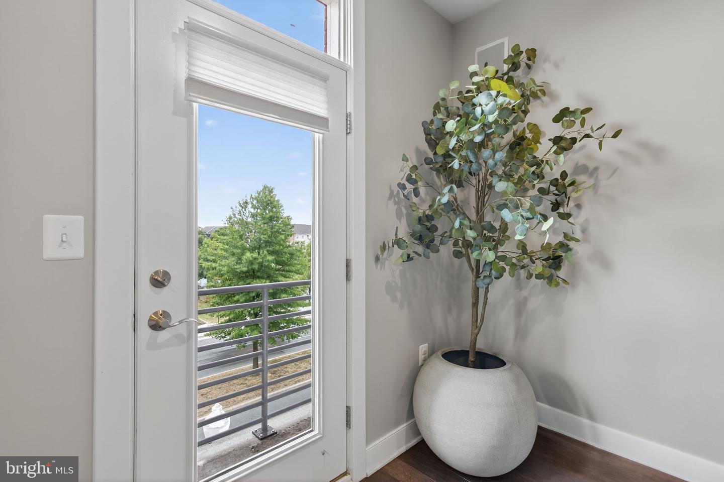 1910 POTOMAC AVE #102, ALEXANDRIA, Virginia 22301, 3 Bedrooms Bedrooms, 6 Rooms Rooms,2 BathroomsBathrooms,Residential,For sale,1910 POTOMAC AVE #102,VAAX2048314 MLS # VAAX2048314