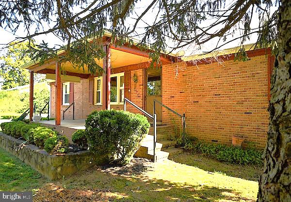 37116 SNICKERSVILLE TPKE, PURCELLVILLE, Virginia 20132, 4 Bedrooms Bedrooms, ,2 BathroomsBathrooms,Residential,For sale,37116 SNICKERSVILLE TPKE,VALO2103930 MLS # VALO2103930