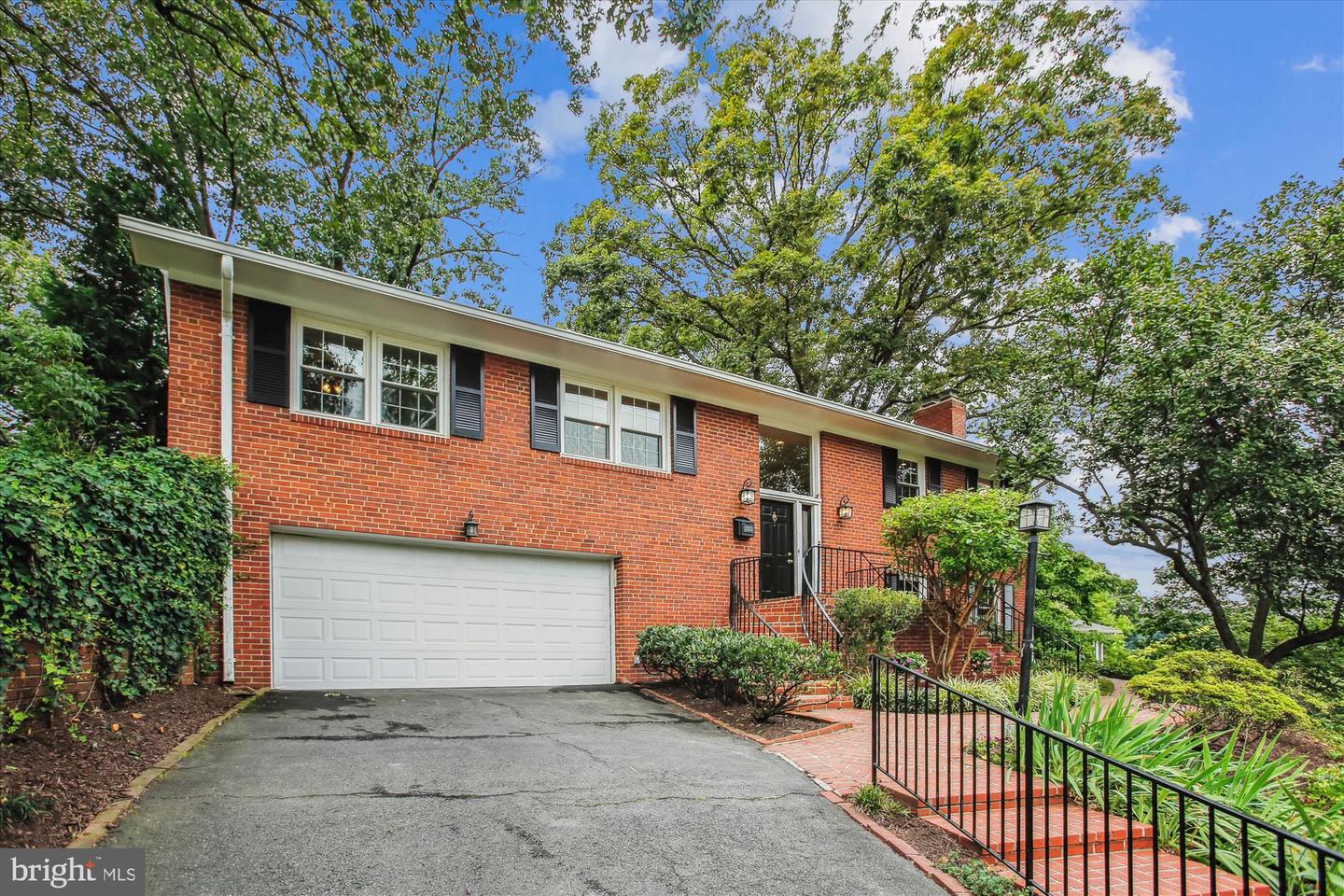 2322 S PIERCE ST S, ARLINGTON, Virginia 22202, 5 Bedrooms Bedrooms, ,3 BathroomsBathrooms,Residential,For sale,2322 S PIERCE ST S,VAAR2062738 MLS # VAAR2062738