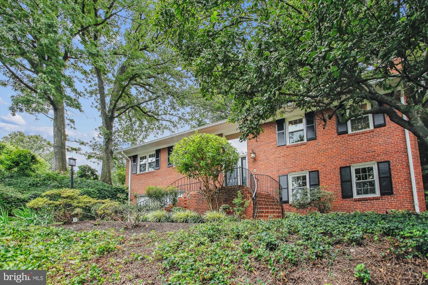 2322 S PIERCE ST S, ARLINGTON, Virginia 22202, 5 Bedrooms Bedrooms, ,3 BathroomsBathrooms,Residential,For sale,2322 S PIERCE ST S,VAAR2062738 MLS # VAAR2062738