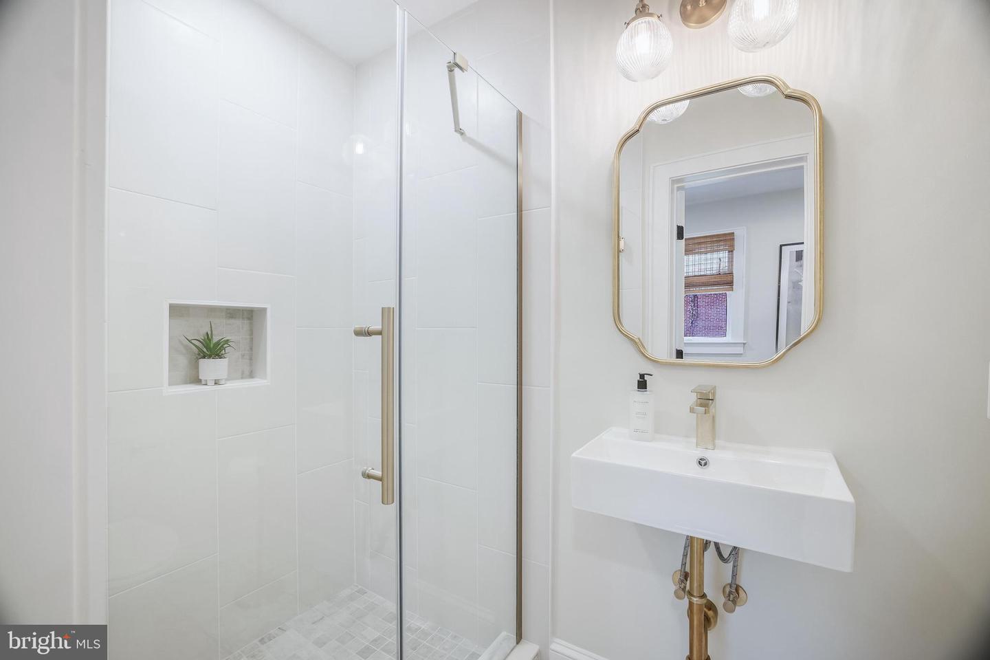 7 E LOUDOUN ST, ROUND HILL, Virginia 20141, 4 Bedrooms Bedrooms, ,3 BathroomsBathrooms,Residential,For sale,7 E LOUDOUN ST,VALO2105378 MLS # VALO2105378