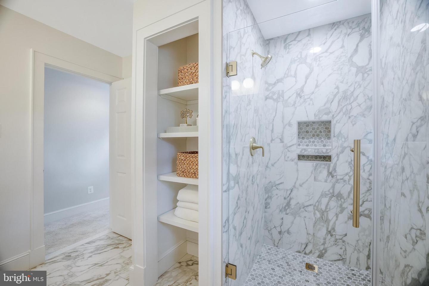 7 E LOUDOUN ST, ROUND HILL, Virginia 20141, 4 Bedrooms Bedrooms, ,3 BathroomsBathrooms,Residential,For sale,7 E LOUDOUN ST,VALO2105378 MLS # VALO2105378