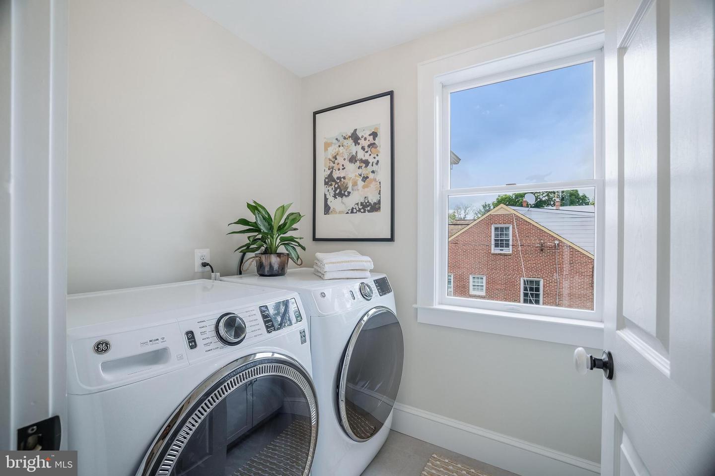 7 E LOUDOUN ST, ROUND HILL, Virginia 20141, 4 Bedrooms Bedrooms, ,3 BathroomsBathrooms,Residential,For sale,7 E LOUDOUN ST,VALO2105378 MLS # VALO2105378