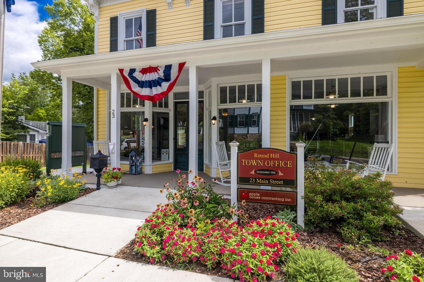 7 E LOUDOUN ST, ROUND HILL, Virginia 20141, 4 Bedrooms Bedrooms, ,3 BathroomsBathrooms,Residential,For sale,7 E LOUDOUN ST,VALO2105378 MLS # VALO2105378