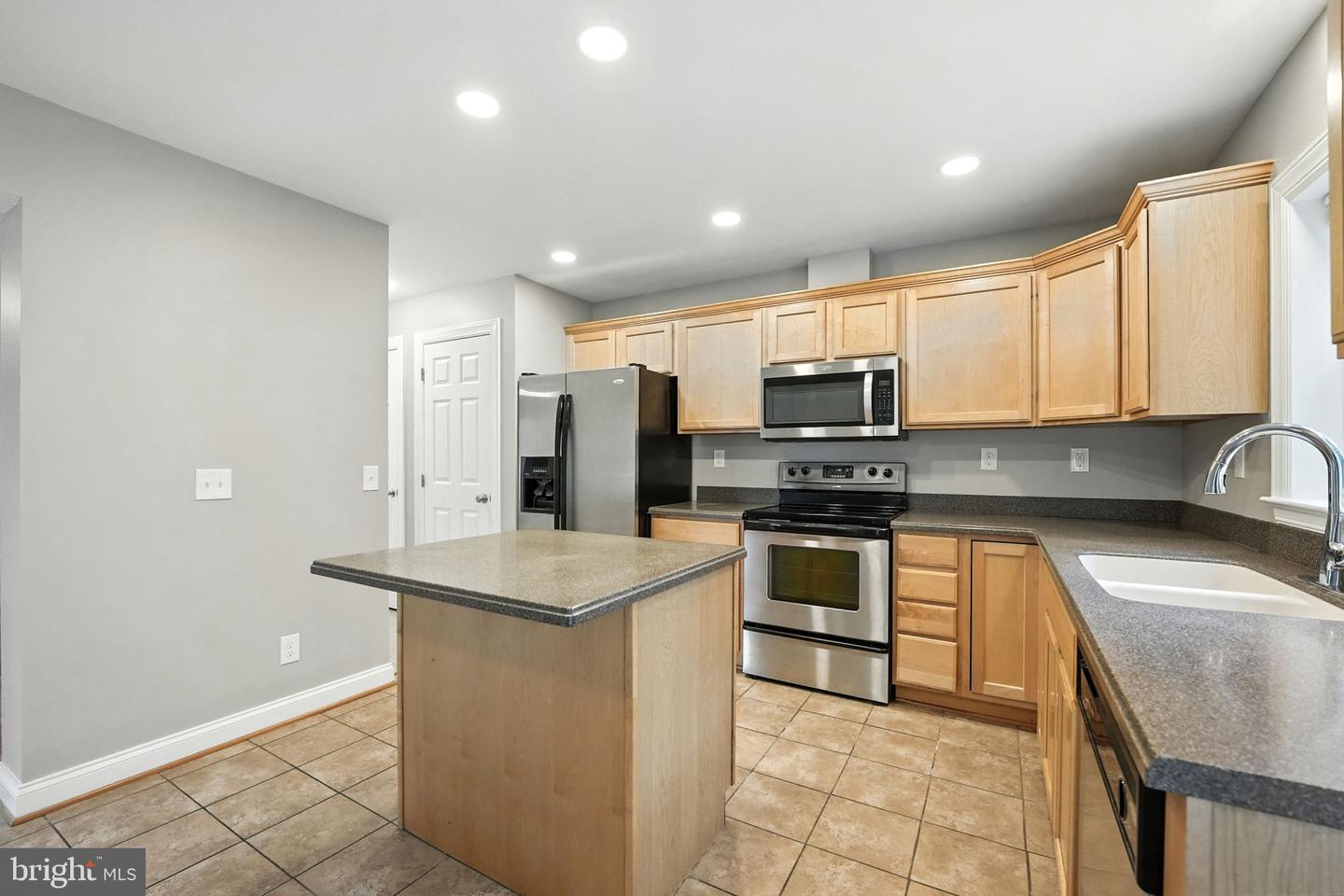 2134 S LOWELL ST, ARLINGTON, Virginia 22204, 5 Bedrooms Bedrooms, 9 Rooms Rooms,3 BathroomsBathrooms,Residential,For sale,2134 S LOWELL ST,VAAR2062772 MLS # VAAR2062772