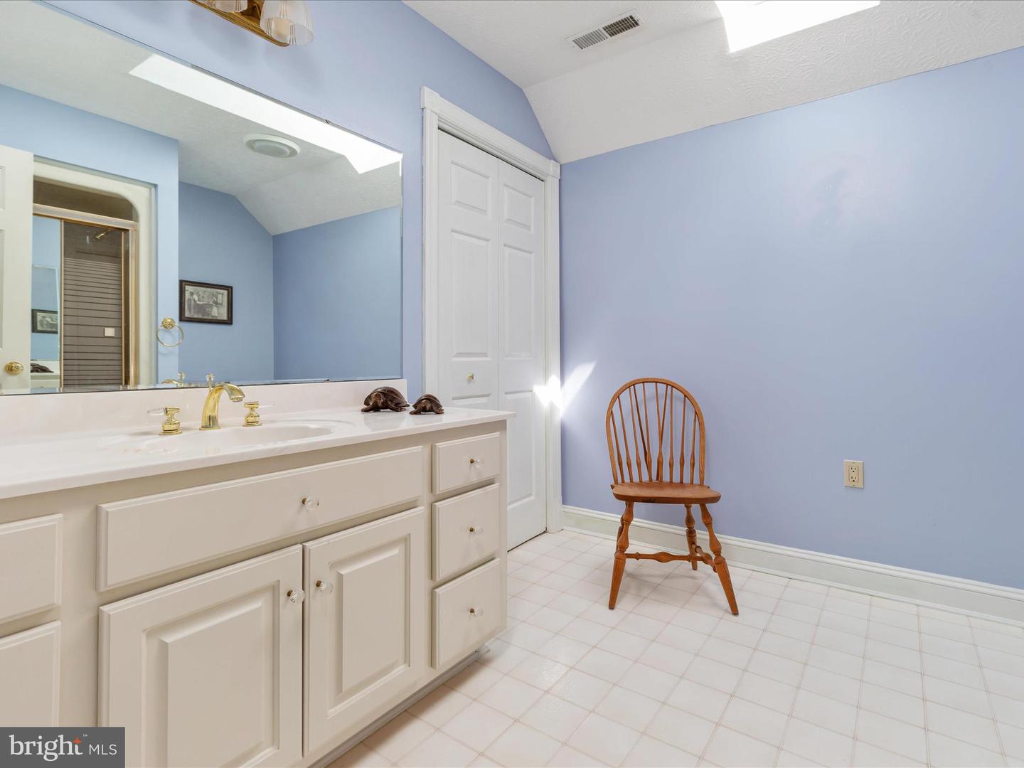 256 CLIFFSIDE DR, EDINBURG, Virginia 22824, 5 Bedrooms Bedrooms, 11 Rooms Rooms,5 BathroomsBathrooms,Residential,For sale,256 CLIFFSIDE DR,VASH2012292 MLS # VASH2012292