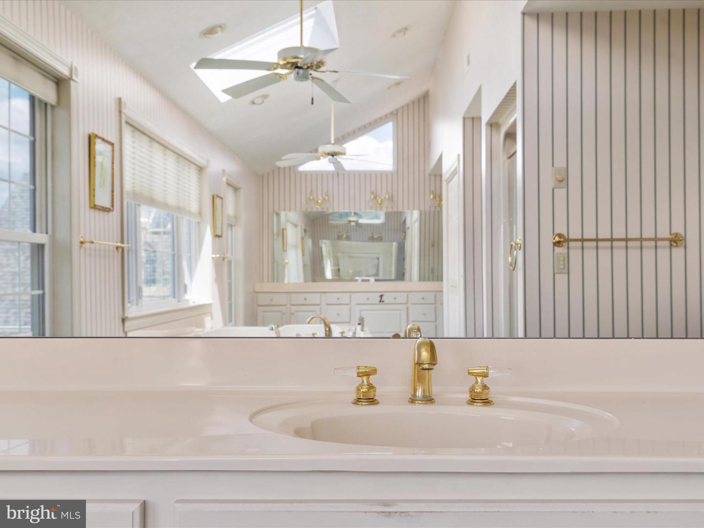 256 CLIFFSIDE DR, EDINBURG, Virginia 22824, 5 Bedrooms Bedrooms, 11 Rooms Rooms,5 BathroomsBathrooms,Residential,For sale,256 CLIFFSIDE DR,VASH2012292 MLS # VASH2012292