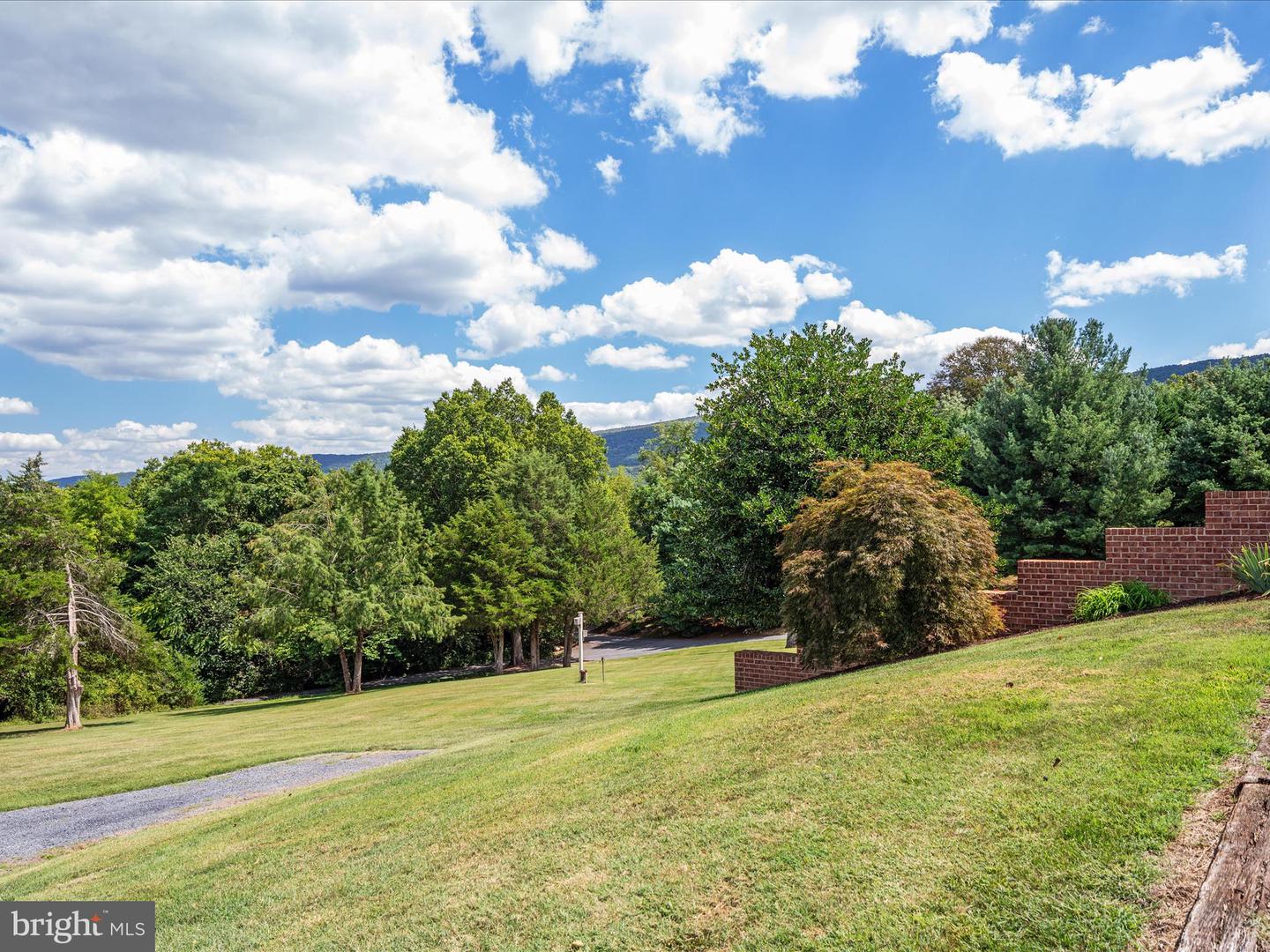 256 CLIFFSIDE DR, EDINBURG, Virginia 22824, 5 Bedrooms Bedrooms, 11 Rooms Rooms,5 BathroomsBathrooms,Residential,For sale,256 CLIFFSIDE DR,VASH2012292 MLS # VASH2012292