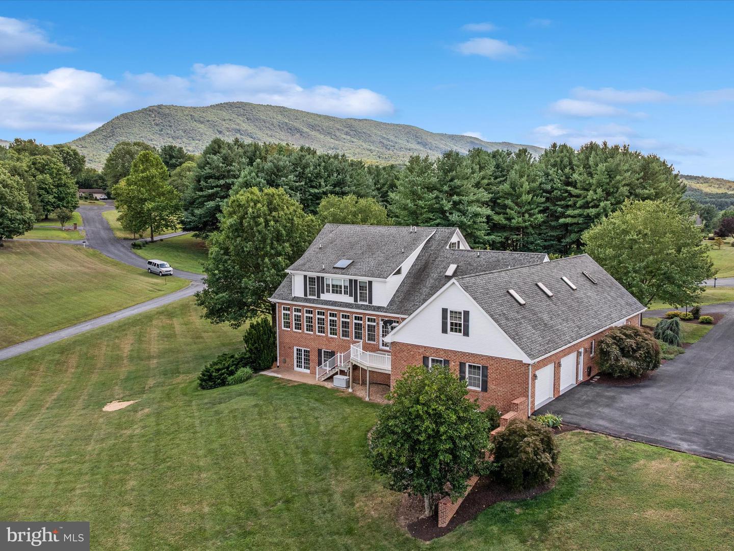 256 CLIFFSIDE DR, EDINBURG, Virginia 22824, 5 Bedrooms Bedrooms, 11 Rooms Rooms,5 BathroomsBathrooms,Residential,For sale,256 CLIFFSIDE DR,VASH2012292 MLS # VASH2012292