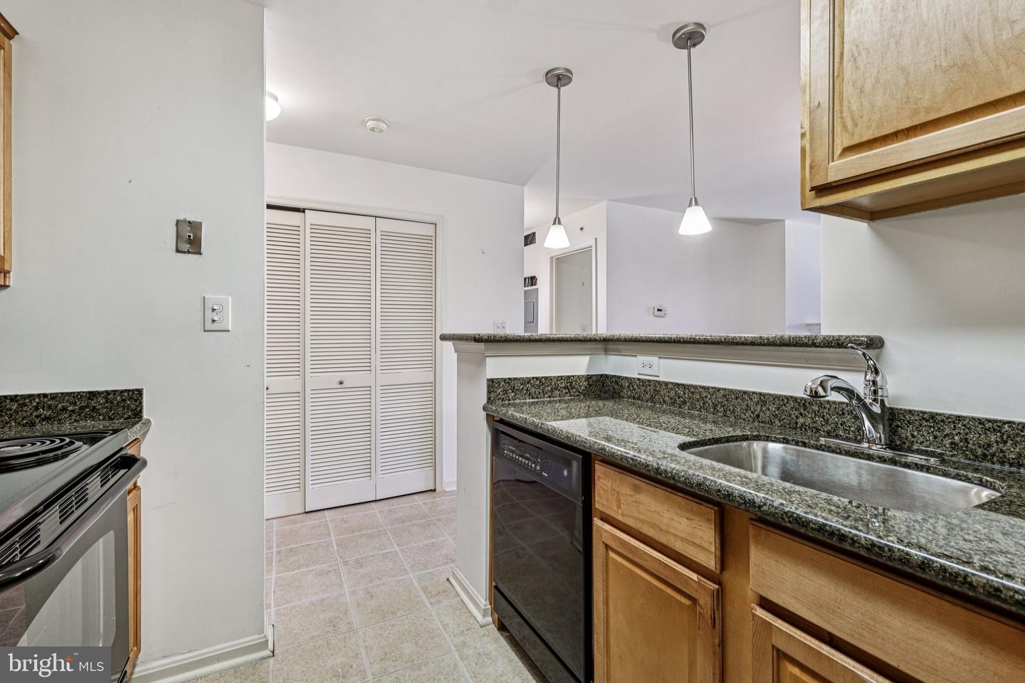 3176 SUMMIT SQUARE DR #4-E3, OAKTON, Virginia 22124, 1 Bedroom Bedrooms, ,1 BathroomBathrooms,Residential,For sale,3176 SUMMIT SQUARE DR #4-E3,VAFX2262784 MLS # VAFX2262784