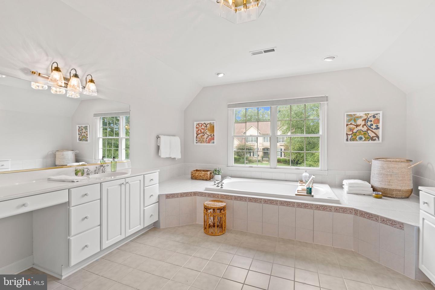 10492 HUNTING HILLS PL, OAKTON, Virginia 22124, 5 Bedrooms Bedrooms, ,4 BathroomsBathrooms,Residential,For sale,10492 HUNTING HILLS PL,VAFX2263498 MLS # VAFX2263498