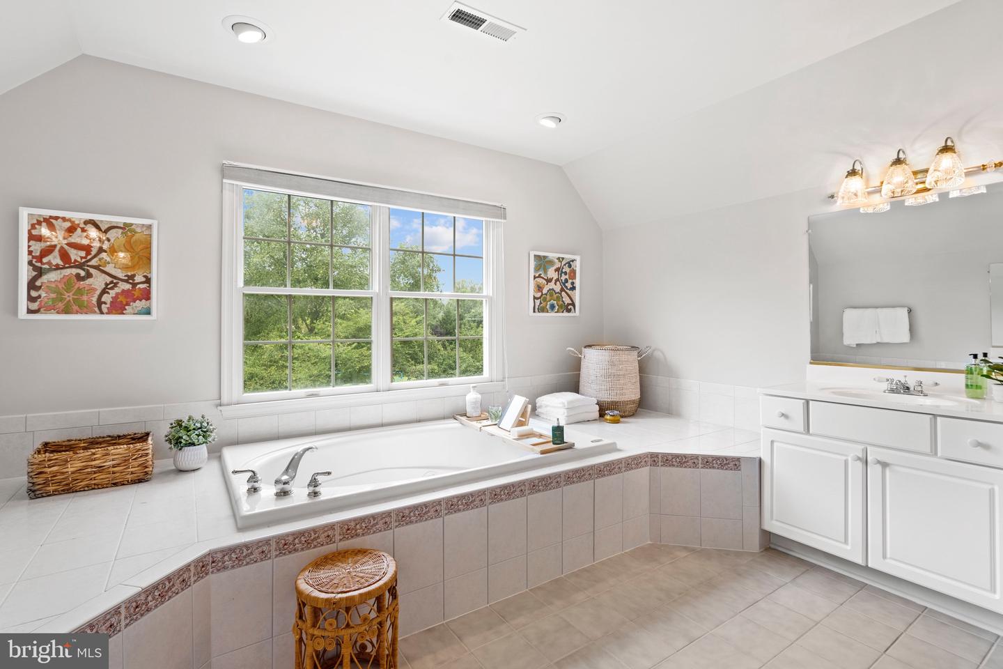 10492 HUNTING HILLS PL, OAKTON, Virginia 22124, 5 Bedrooms Bedrooms, ,4 BathroomsBathrooms,Residential,For sale,10492 HUNTING HILLS PL,VAFX2263498 MLS # VAFX2263498