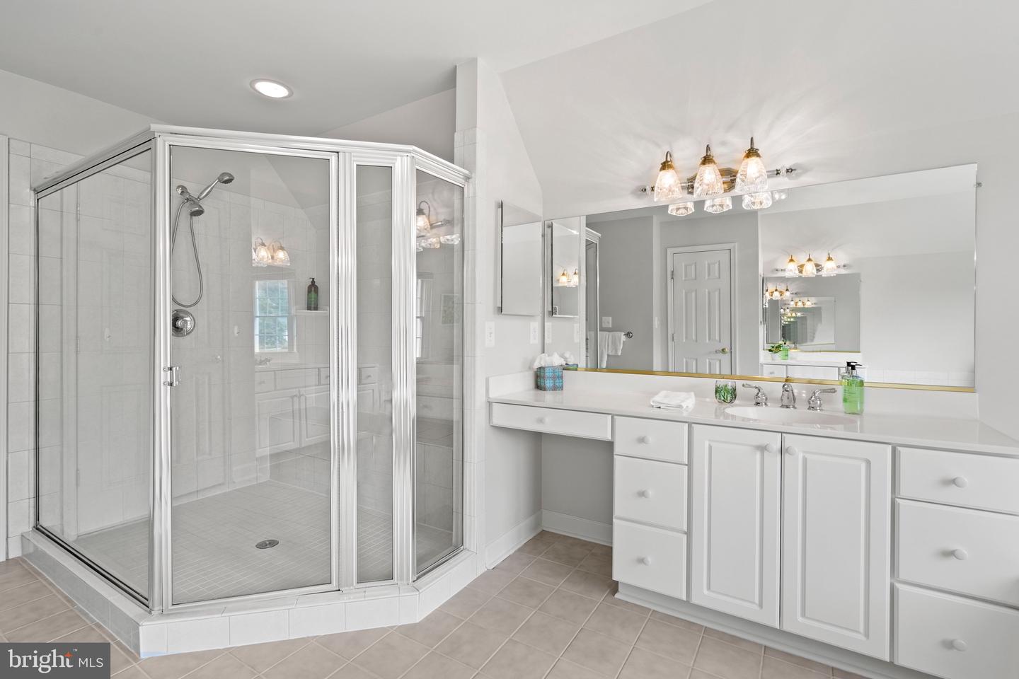 10492 HUNTING HILLS PL, OAKTON, Virginia 22124, 5 Bedrooms Bedrooms, ,4 BathroomsBathrooms,Residential,For sale,10492 HUNTING HILLS PL,VAFX2263498 MLS # VAFX2263498