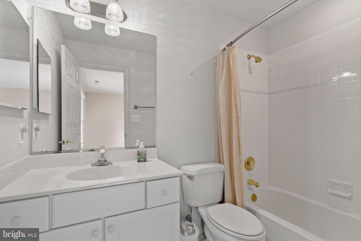 10492 HUNTING HILLS PL, OAKTON, Virginia 22124, 5 Bedrooms Bedrooms, ,4 BathroomsBathrooms,Residential,For sale,10492 HUNTING HILLS PL,VAFX2263498 MLS # VAFX2263498