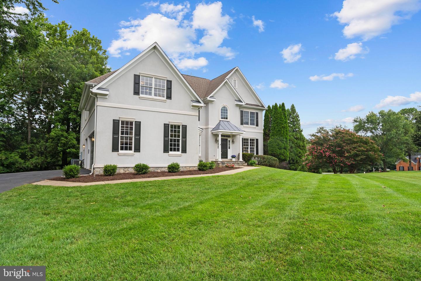 10492 HUNTING HILLS PL, OAKTON, Virginia 22124, 5 Bedrooms Bedrooms, ,4 BathroomsBathrooms,Residential,For sale,10492 HUNTING HILLS PL,VAFX2263498 MLS # VAFX2263498